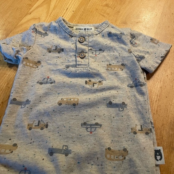 Rabbit & Bear Baby 6-9 mo onesies Car/bus/truck Print very precious!! - Picture 4 of 6